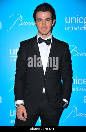 Kevin Jonas presso gli arrivi per l'ottava edizione del UNICEF Snowflake Ball, ristorante Cipriani 42nd Street, New York, NY Novembre 29, 2011. Foto di: Gregorio T. Binuya/Everett Collection Foto Stock