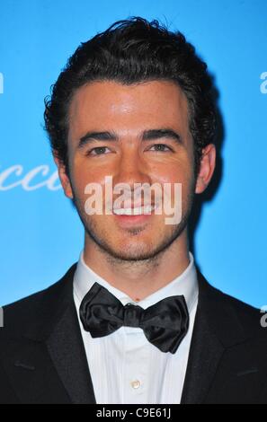 Kevin Jonas presso gli arrivi per l'ottava edizione del UNICEF Snowflake Ball, ristorante Cipriani 42nd Street, New York, NY Novembre 29, 2011. Foto di: Gregorio T. Binuya/Everett Collection Foto Stock