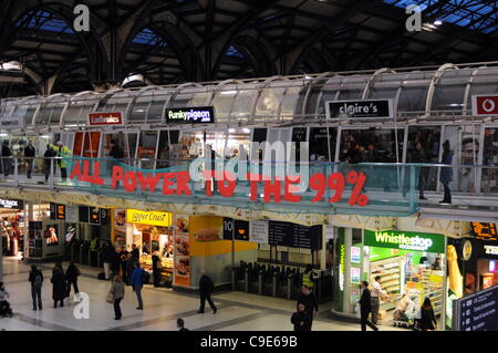 Londra, UK, 30 Novembre, 2011. Un gruppo chiamando stessi 'Chiudi la città' Drappo un banner sopra il camminamento superiore a Liverpool Street Station a 7.30 il 30 Nov, 2011. Foto Stock