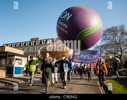 Cambridge, Regno Unito. 30 Novembre, 2011. I manifestanti di lasciare la Shire Hall a Cambridge per unirsi con un marzo dall Ospedale di Addenbrooke per un rally di massa e marzo nel centro della citta'. I membri di Unison e altri lavoratori del settore pubblico sono in sciopero per protestare contro i tagli alla loro pensione Foto Stock