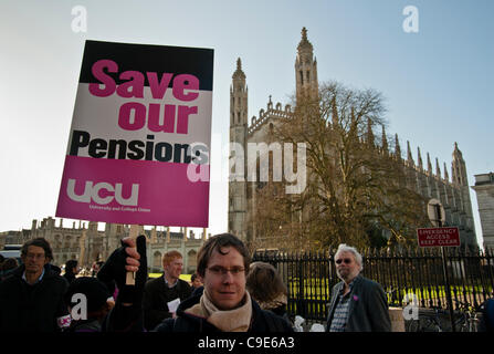 Cambridge, Regno Unito. 30 Novembre, 2011. Membri delle università e college Unione stand al di fuori del King's College di Cambridge, unendo un regno unito nel settore pubblico di sciopero per protestare contro i tagli alle pensioni. Foto Stock