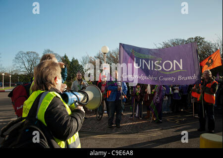 Cambridge, Regno Unito. 30 Novembre, 2011. I manifestanti di lasciare la Shire Hall a Cambridge per unirsi con un marzo dall Ospedale di Addenbrooke per un rally di massa e marzo nel centro della citta'. I membri di Unison e altri lavoratori del settore pubblico sono in sciopero per protestare contro i tagli al loro pensioni. Foto Stock