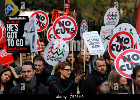 Lincolns inn campo Holborn, Londra, Regno Unito, 30/11/2011, i manifestanti in London, London è stato colpito oggi dal settore pubblico lo sciopero oltre le pensioni, membri del sindacato preparare a marzo con cartelli Foto Stock