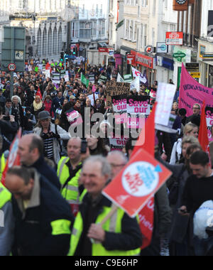 I lavoratori del settore pubblico marzo attraverso il centro città di Brighton il Mercoledì 30 Novembre, 2011, come parte della giornata nazionale di azione Foto Stock