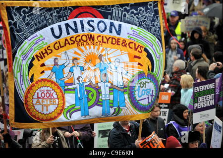 I manifestanti, i sindacati e le altre parti di raccogliere nella navetta Street, Glasgow, a marzo a Gallowgate per un rally per protestare contro il governo di piani pensionistici per i lavoratori pubblici. Foto Stock