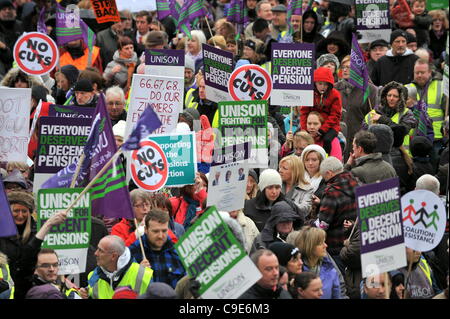 I manifestanti, i sindacati e le altre parti di raccogliere nella navetta Street, Glasgow, a marzo a Gallowgate per un rally per protestare contro il governo di piani pensionistici per i lavoratori pubblici.. Foto Stock