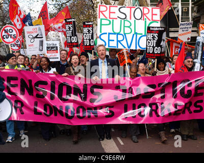 Londra, UK, 30/11/2011. Leader sindacali e di lavoratori del settore pubblico in marzo presso la principale manifestazione a Londra contro i tagli alle pensioni. Un numero stimato di due milioni di lavoratori del settore pubblico sono in sciopero in tutto il Regno Unito in segno di protesta contro i governi le modifiche al settore pubblico di pensioni. Foto Stock