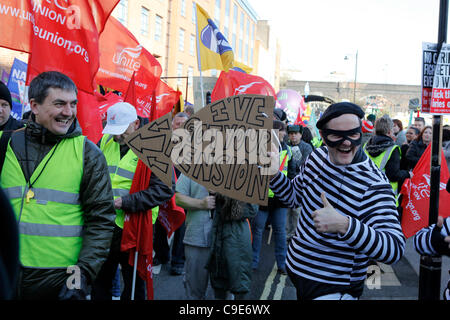 Birmingham, Regno Unito 30th, Nov, 2011 uomo vestito come un ladro con un cartello che diceva "ho la vostra pensione' come lavoratori del settore pubblico si radunano in Birmingham prima di una marcia attraverso la città per protestare contro il governo le riforme dei sistemi pensionistici. Foto Stock