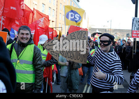 Birmingham, Regno Unito 30th, Nov, 2011 uomo vestito come un ladro con un cartello che diceva "ho la vostra pensione' come lavoratori del settore pubblico si radunano in Birmingham prima di una marcia attraverso la città per protestare contro il governo le riforme dei sistemi pensionistici. Foto Stock