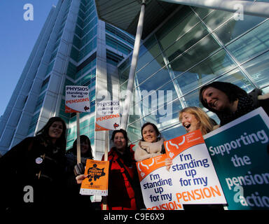 Londra, UK, 30/11/2011, i manifestanti in London, London è stato colpito oggi dal settore pubblico lo sciopero oltre le pensioni, la salute dei lavoratori al di fuori UCL University College London hospital protesta con cartelli Foto Stock