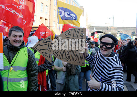 Birmingham, Regno Unito 30th, Nov, 2011 uomo vestito come un ladro con un cartello che diceva "ho la vostra pensione' come lavoratori del settore pubblico si radunano in Birmingham prima di una marcia attraverso la città per protestare contro il governo le riforme dei sistemi pensionistici. Foto Stock