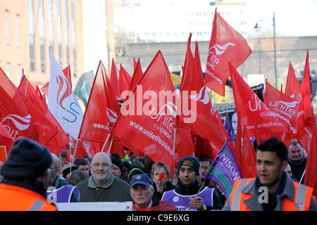 Birmingham, Regno Unito 30th, Nov, 2011. I lavoratori del settore pubblico si radunano in Birmingham prima di una marcia attraverso la città per protestare contro il governo le riforme dei sistemi pensionistici. Un sacco di unire l'Unione bandiere svoltasi nell'aria. Foto Stock