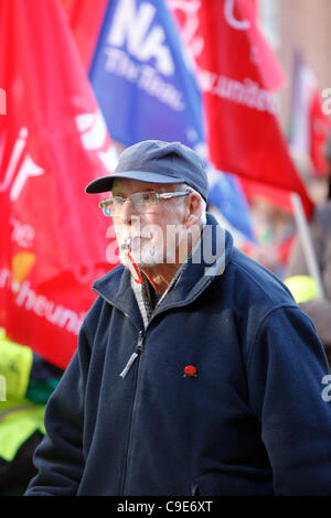 Birmingham, Regno Unito 30th, Nov, 2011. Un marcher soffia un fischio durante il mese di marzo a Birmingham per i lavoratori del settore pubblico per protestare contro il governo le riforme dei sistemi pensionistici. Foto Stock