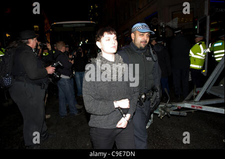 30 Nov 2011, Haymarket, Londra. I dimostranti sono portato via in manette dalla polizia e scortati da un autobus in attesa dopo la tentata occupazione di casa Panton off Haymarket, Londra. Secondo alcune relazioni, i manifestanti sono stati pensati per essere parte di occupare il London Stock Exchange (OLSX). Foto Stock