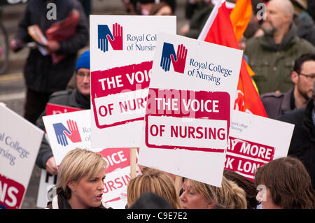 BELFAST 30/11/2011 - Royal College of Nursing banner durante un settore pubblico protesta rally Foto Stock