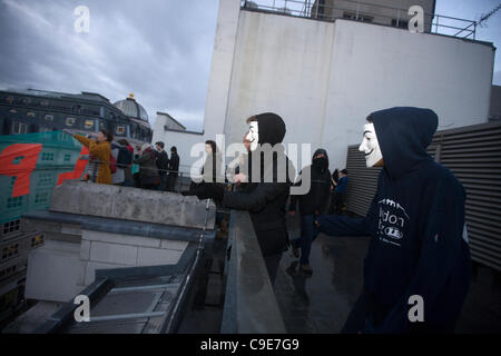 Haymarket, Londra, 30 Novembre, 2011. Occupare Londra manifestanti sul tetto di casa Panton, off Haymarket, Londra dispiegare un banner attraverso il parapetto e le ringhiere. L'occupazione seguita sul retro del settore pubblico dimostrazioni a Londra. Foto Stock