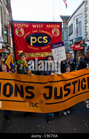 Exeter, Regno Unito. 30 Novembre, 2011. Che colpisce i lavoratori pubblici marzo attraverso Exeter City center come parte della nazionale di protesta contro i cambiamenti proposti al settore pubblico di pensioni. Foto Stock