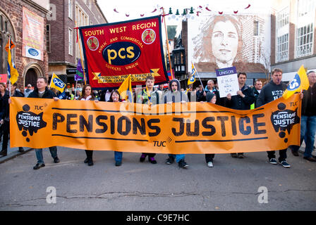 Exeter, Regno Unito. 30 Novembre, 2011. Che colpisce i lavoratori pubblici marzo attraverso Exeter City center come parte della nazionale di protesta contro i cambiamenti proposti al settore pubblico di pensioni. Foto Stock