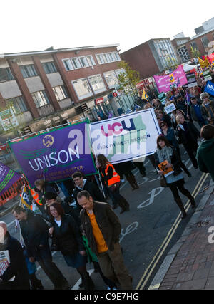 Exeter, Regno Unito. 30 Novembre, 2011. Che colpisce i lavoratori pubblici marzo attraverso Exeter City center come parte della nazionale di protesta contro i cambiamenti proposti al settore pubblico di pensioni. Foto Stock