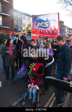 Exeter, Regno Unito. 30 Novembre, 2011. I genitori con bambini e molti altri partecipa al marzo attraverso Exeter City center come parte della nazionale di protesta contro i cambiamenti proposti al settore pubblico di pensioni. Foto Stock