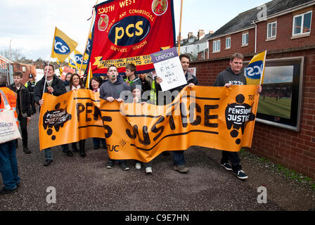 Exeter, Regno Unito. 30 Novembre, 2011. Exeter settore pubblico dimostranti arrivano al St James park per la Exeter N30 rally come parte della nazionale di protesta contro i cambiamenti proposti al settore pubblico di pensioni. Foto Stock