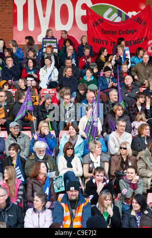 Exeter, Regno Unito. 30 Novembre, 2011. Parte del raccolto i lavoratori del settore pubblico a St James park per la Exeter N30 rally come parte della nazionale di protesta contro i cambiamenti proposti al settore pubblico di pensioni. Foto Stock