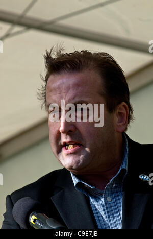 Exeter, Regno Unito. 30 Novembre, 2011. Phil Biallyk dalla RMT parlando al St James park per la Exeter N30 rally come parte della nazionale di protesta contro i cambiamenti proposti al settore pubblico di pensioni. Foto Stock