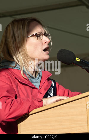 Exeter, Regno Unito. 30 Novembre, 2011. Louise Tomlin dal dado di parlare al St James park per la Exeter N30 rally come parte della nazionale di protesta contro i cambiamenti proposti al settore pubblico di pensioni. Foto Stock