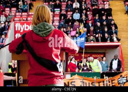 Exeter, Regno Unito. 30 Novembre, 2011. Louise Tomlin dal dado di parlare al St James park per la Exeter N30 rally come parte della nazionale di protesta contro i cambiamenti proposti al settore pubblico di pensioni. Foto Stock