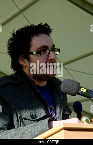 Exeter, Regno Unito. 30 Novembre, 2011. Chris Musgrave Da Exeter Partito Laburista parlando al St James park per la Exeter N30 rally come parte della nazionale di protesta contro i cambiamenti proposti al settore pubblico di pensioni. Foto Stock