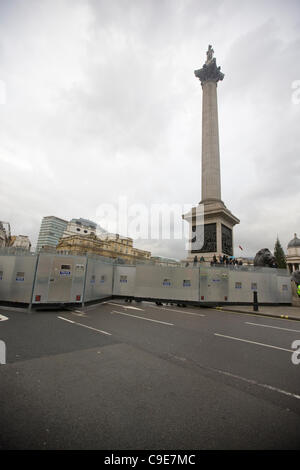 Un acciaio il cordone di polizia è stato eretto per impedire l'accesso a Trafalgar Square, Whitehall e il Mall. Di polizia sono stati timorosi nelle recenti dimostrazioni che la Olympic orologio potrebbe essere un bersaglio. Come senior un ufficiale della polizia ha detto i miei ordini sono a guardia del clock. Foto Stock