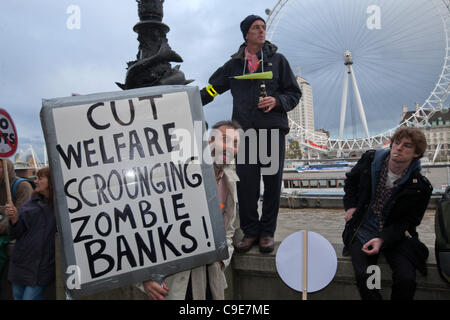 Londra, UK, 30/11/2011. Settore pubblico lavoratore protester tenendo un banner con lo slogan "Tagliare il benessere Scrounging banche Zombie!' Foto Stock