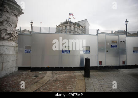 Un acciaio il cordone di polizia è stato eretto per impedire l'accesso a Trafalgar Square, Whitehall e il Mall. Da questa posizione si farebbe normalmente guardare dritto verso il basso il Mall tramite Admiralty Arch. È la prima volta che un tale cordon è stata utilizzata a Londra. Foto Stock