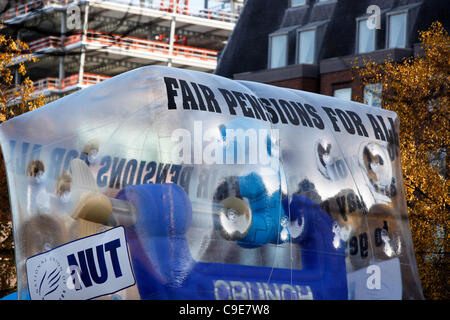 30/11/2011 il settore pubblico dei riscontri delle pensioni in Birmingham. Gonfiabili di grandi dimensioni che mostra i soldi che vengono schiacciati. Foto Stock