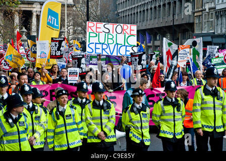 Londra, Regno Unito. 30 Novembre, 2011. Migliaia di colpire i lavoratori del settore pubblico marzo attraverso le strade di Londra in segno di protesta contro i piani del governo per la riforma delle pensioni. Si stima che più di due milioni di lavoratori del settore pubblico hanno preso parte agli scioperi in tutto il Regno Unito Foto Stock