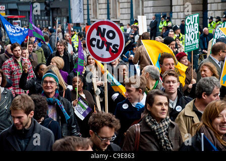 Londra, UK, 30 Novembre, 2011. Migliaia di colpire i lavoratori del settore pubblico marzo attraverso le strade di Londra in segno di protesta contro i piani del governo per la riforma delle pensioni. Si stima che più di due milioni di lavoratori del settore pubblico hanno preso parte agli scioperi in tutto il Regno Unito Foto Stock