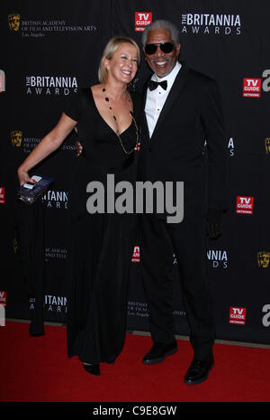 SARAH CAIRNS & Morgan Freeman BAFTA LOS ANGELES 2011 BRITANNIA AWARDS BEVERLY HILLS LOS ANGELES CALIFORNIA USA 30 Novembre 20 Foto Stock