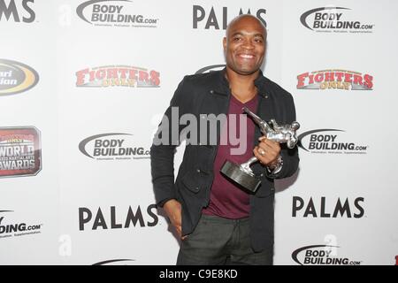 Anderson Silva (knock out dell'anno vincitore) di presenze per 4 combattenti annuale unico mondo di Mixed Martial Arts (MMA) Awards, Palms Casino Resort Hotel Las Vegas NV, 30 novembre 2011. Foto di: James Atoa/Everett Collection Foto Stock