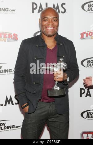 Anderson Silva (knock out dell'anno vincitore) di presenze per 4 combattenti annuale unico mondo di Mixed Martial Arts (MMA) Awards, Palms Casino Resort Hotel Las Vegas NV, 30 novembre 2011. Foto di: James Atoa/Everett Collection Foto Stock