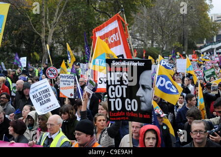 Migliaia di manifestanti prendere per le strade durante il settore pubblico sciopero. L'N30 marzo ha iniziato a Inn Lincoln il campo e serpeggiava il modo lungo il filamento e finito con un rally a Victoria Embankment. UK, Londra, 30/11/11 Foto Stock