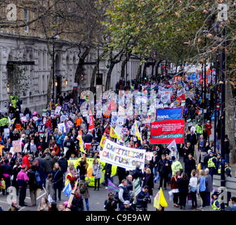 Migliaia di manifestanti prendere per le strade durante il settore pubblico sciopero. L'N30 marzo ha iniziato a Inn Lincoln il campo e serpeggiava il modo lungo il filamento e finito con un rally a Victoria Embankment. UK, Londra, 30/11/11 Foto Stock