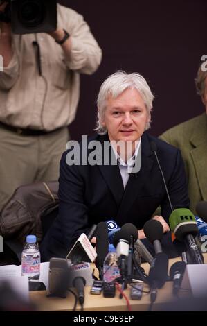 Fondatore di Wikileaks Julian Assange parla nel corso di una conferenza stampa presso la City University di Londra il 1 dicembre 2011. Foto Stock