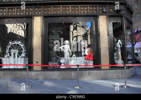 Windows di Saks Fifth Avenue Department Store decorato per il Natale vacanza stagione di shopping, Fifth Avenue, Manhattan, New York City, Stati Uniti d'America Giovedì 1 dicembre 2011. Foto Stock