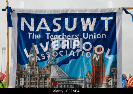 Dimostranti marzo da pierhead a St George's Hall plateau Liverpool Foto Stock