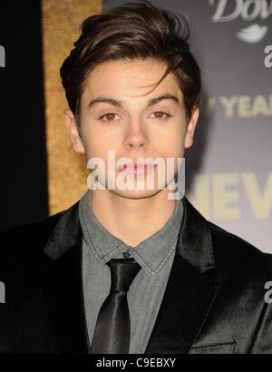 Jake T. Austin presso gli arrivi per la Vigilia di Capodanno Premiere, Grauman's Chinese Theatre di Los Angeles, CA 5 dicembre 2011. Foto di: Dee Cercone/Everett Collection Foto Stock