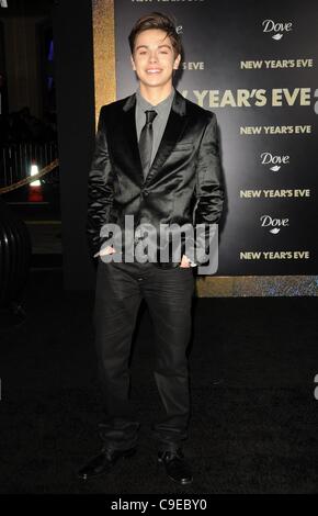 Jake T. Austin presso gli arrivi per la Vigilia di Capodanno Premiere, Grauman's Chinese Theatre di Los Angeles, CA 5 dicembre 2011. Foto di: Dee Cercone/Everett Collection Foto Stock