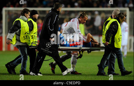 Feriti Petr Jiracek del Viktoria, centro, è assistita da Philippe Mexes di Milano, al centro della schiena, mentre viene portato via su una barella durante la finale di Champions League gruppo H partita di calcio FC Viktoria Plzen vs AC Milan a Synot Tip Arena Eden stadium di Praga Repubblica Ceca, martedì 6 dicembre Foto Stock