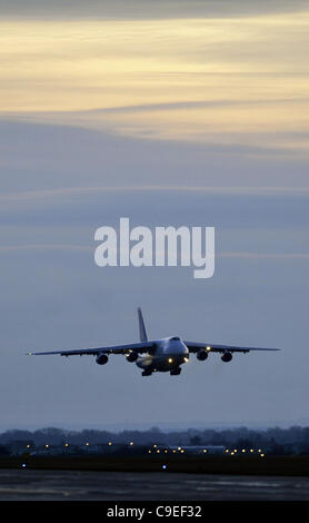 Un-124 cargo aereo atterra all aeroporto di Pardubice, Repubblica Ceca, 7 dicembre 2011. (CTK foto/Alexandra Mlejnkova) Foto Stock