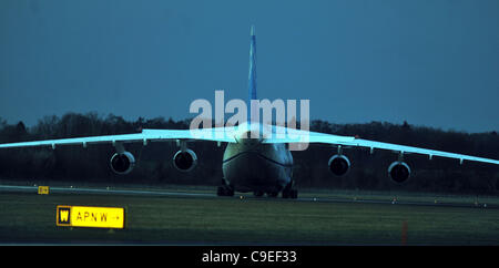 Un-124 cargo aereo atterra all aeroporto di Pardubice, Repubblica Ceca, 7 dicembre 2011. (CTK foto/Alexandra Mlejnkova) Foto Stock