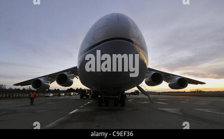 Un-124 cargo aereo atterra all aeroporto di Pardubice, Repubblica Ceca, 7 dicembre 2011. (CTK foto/Alexandra Mlejnkova) Foto Stock